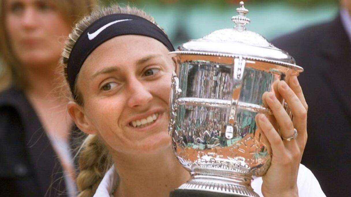 Marie Pierce brandit le trophée de la victoire, à Roland-Garros, le 10 juin 2000.