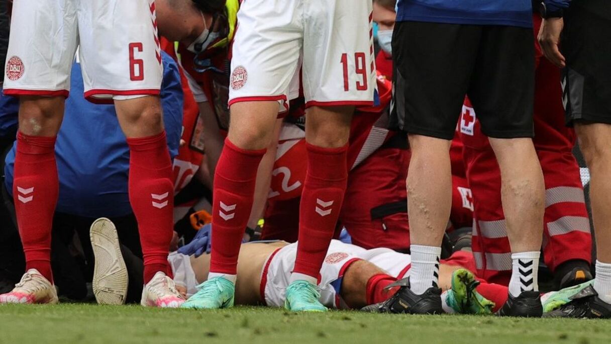 Le milieu offensif du Danemark Christian Eriksen s'est écroulé subitement et a subi un massage cardiaque.