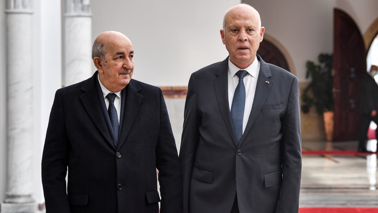 Le président tunisien Kaïs Saïed et le président algérien Abdelmadjid Tebboune, lors de la visite de ce dernier à Tunis, le 15 décembre 2021.