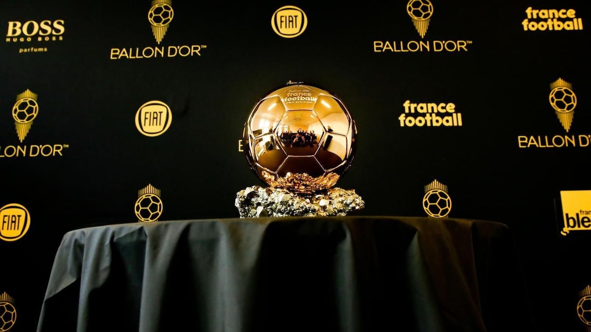 Le prestigieux trophée du Ballon d'Or récompensant le meilleur joueur de l'année.