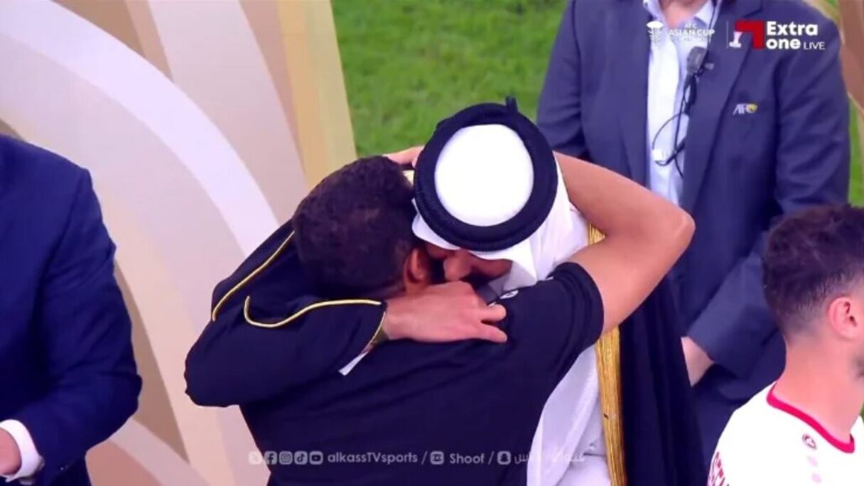 Accolade entre Houcine Ammouta et l'émir du Qatar, Cheikh Tamim ben Hamad al Thani.