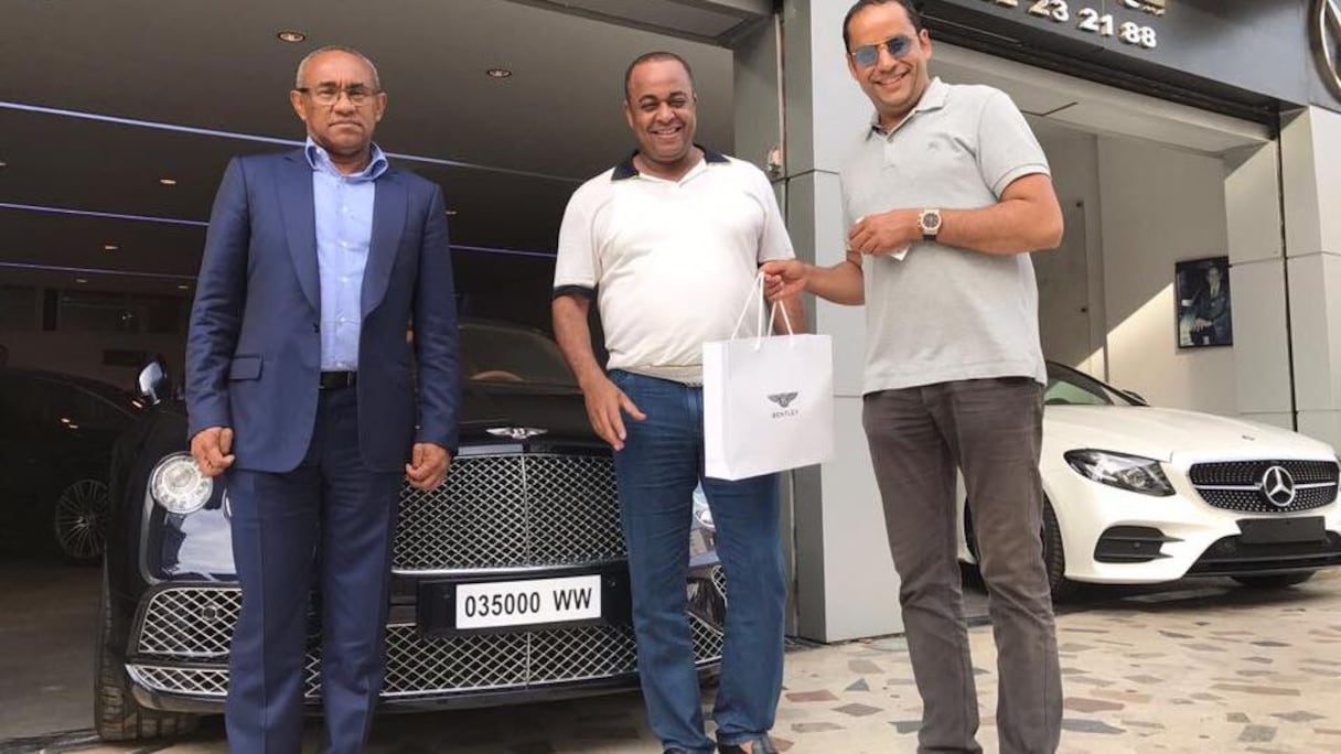 Ahmad Ahmad et Saïd Naciri, posent devant un showroom de voitures de luxe