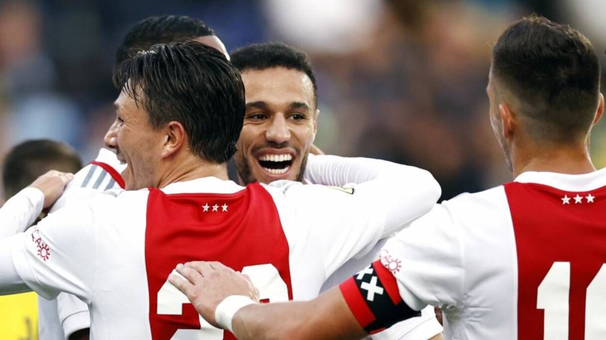 Noussair Mazraoui (Ajax Amsterdam) et ses coéquipiers célèbrent un but.