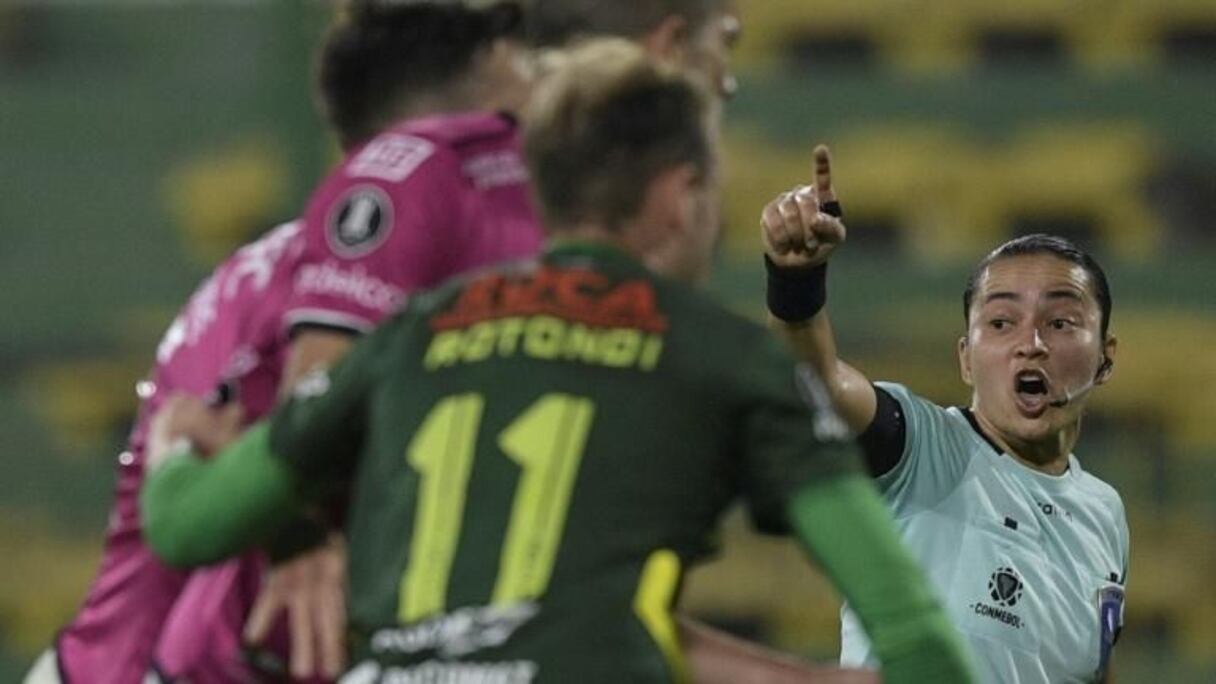 L'arbitre brésilienne Edina Alves.