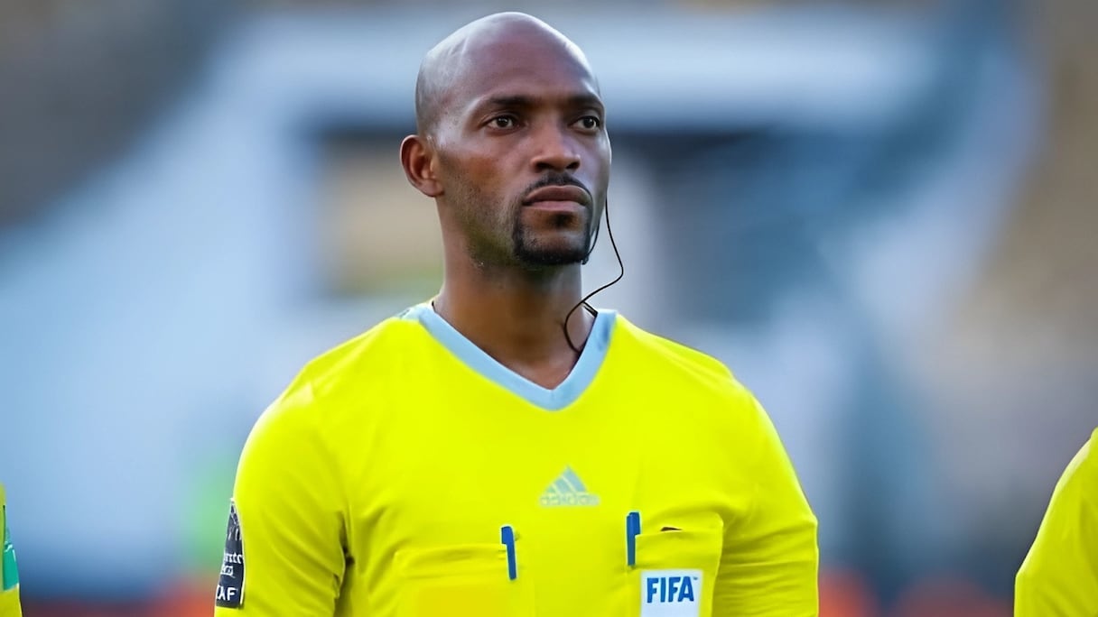 L'arbitre gabonais Patrice Tanguy Mebiam.