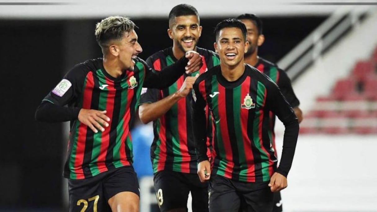 Reda Slim (à droite) célébrant un but.