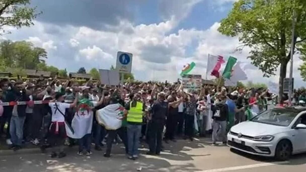 Des Algériens protestent devant le siège de la FIFA à Zurich, mercredi 4 mai 2022.
