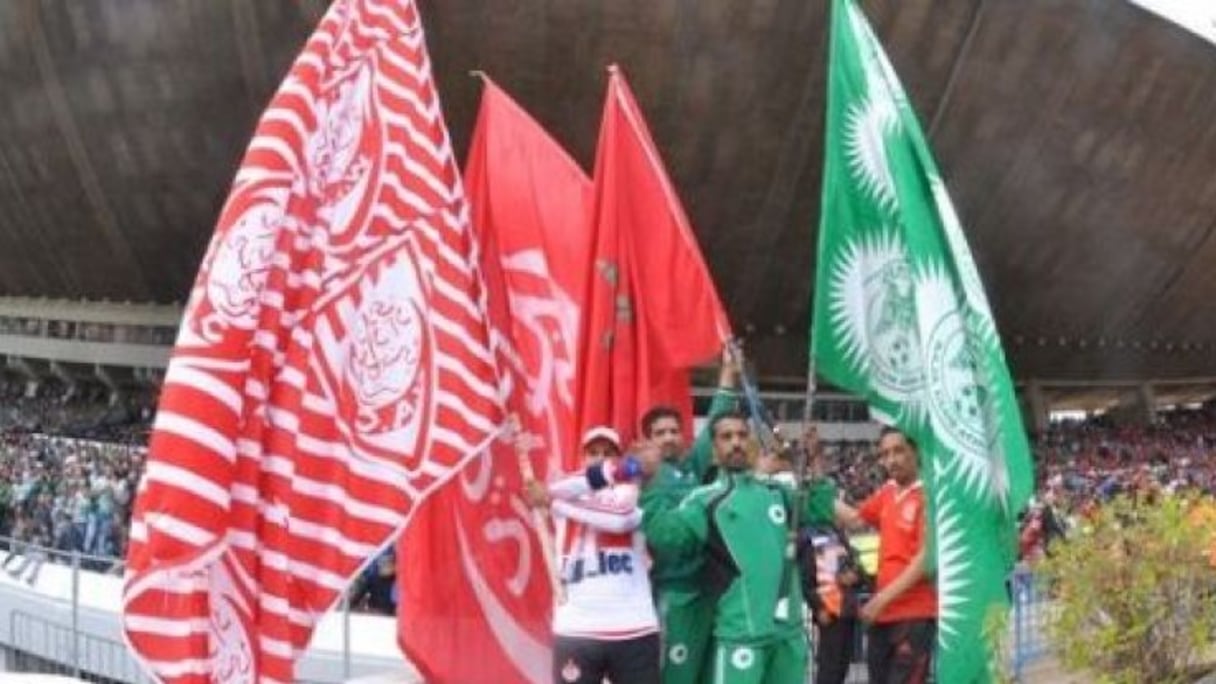 Des supporters du Wydad et du Raja avec les drapeaux de leurs clubs.