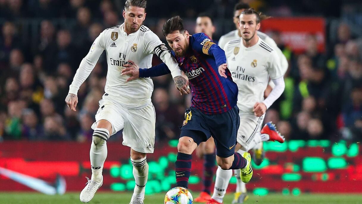 Sergio Ramos à la lutte avec Lionel Messi.
