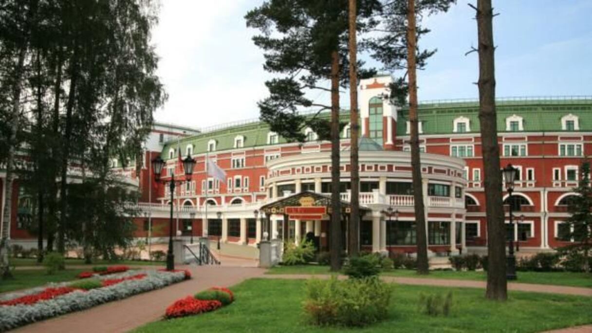 La Tunisie de Youssef Msakni a préféré l’Imperial Park Hotel & Spa qui se situe dans la périphérie de Moscou. Le style architectural du lieu est très traditionnel.