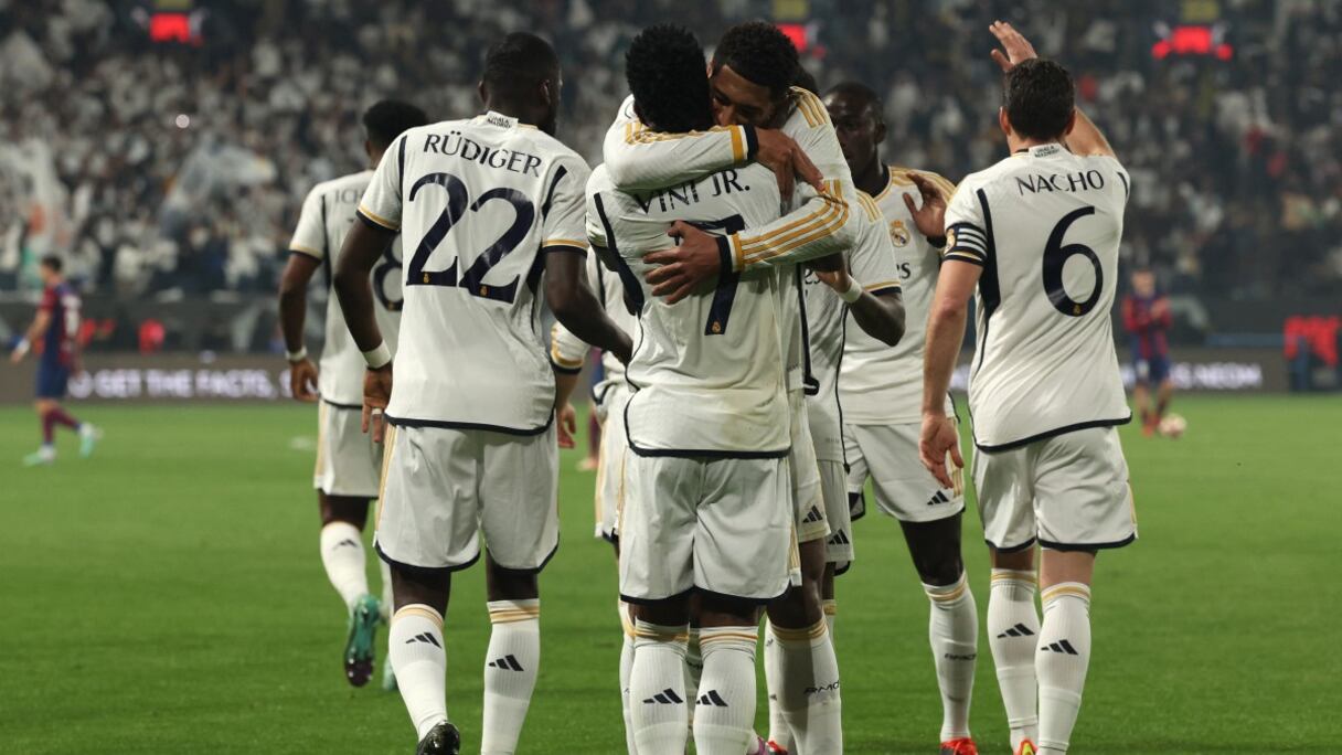 Les joueurs du Real exultent après la victoire contre le Barça en Supercoupe d'Espagne, le 14 janvier 2024.