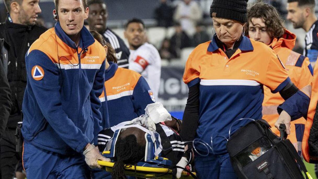 Alberth Elis a été évacué sur civière après avoir subi un choc à la tête.