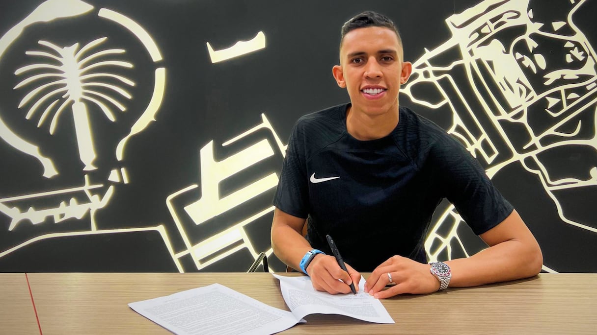 Soufiane Rahimi en train de signer son contrat avec l'équipementier américain "Nike".