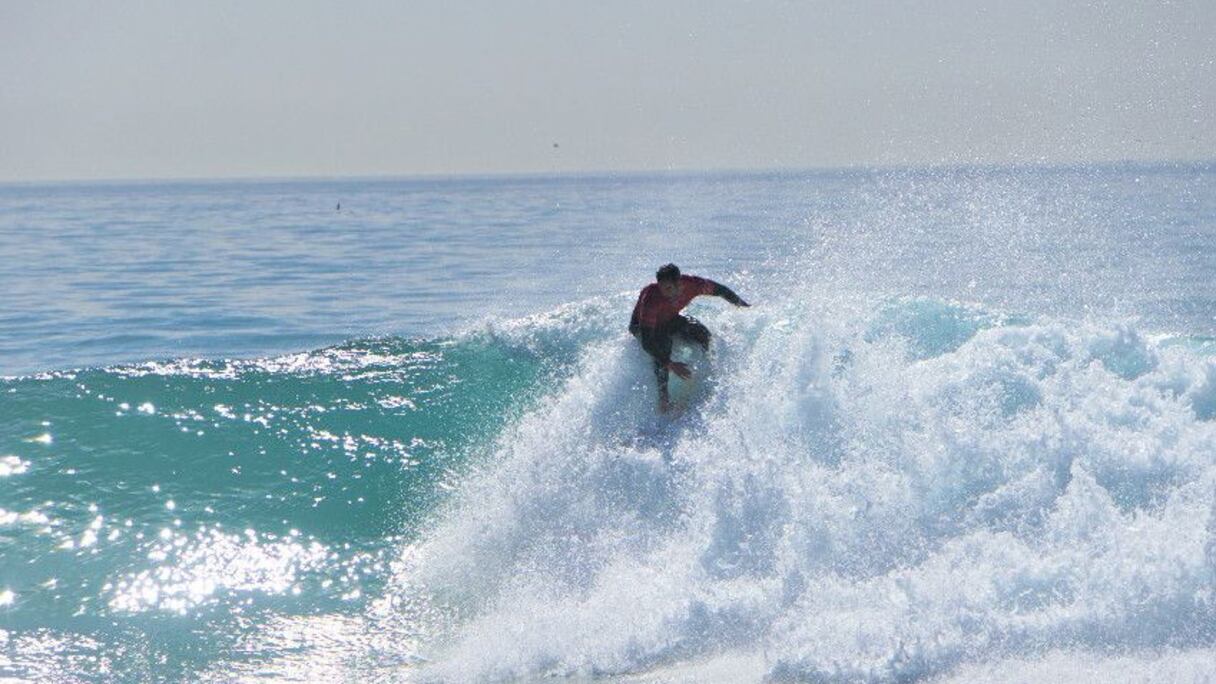 Le Marocain Tifa Bouchka, champion d'Afrique senior de surf.