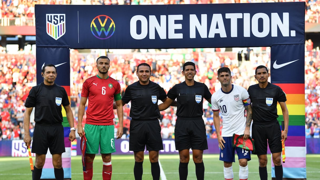 Romain Saïss et Christian Pulisic avant le coup d'envoi de USA-Maroc.