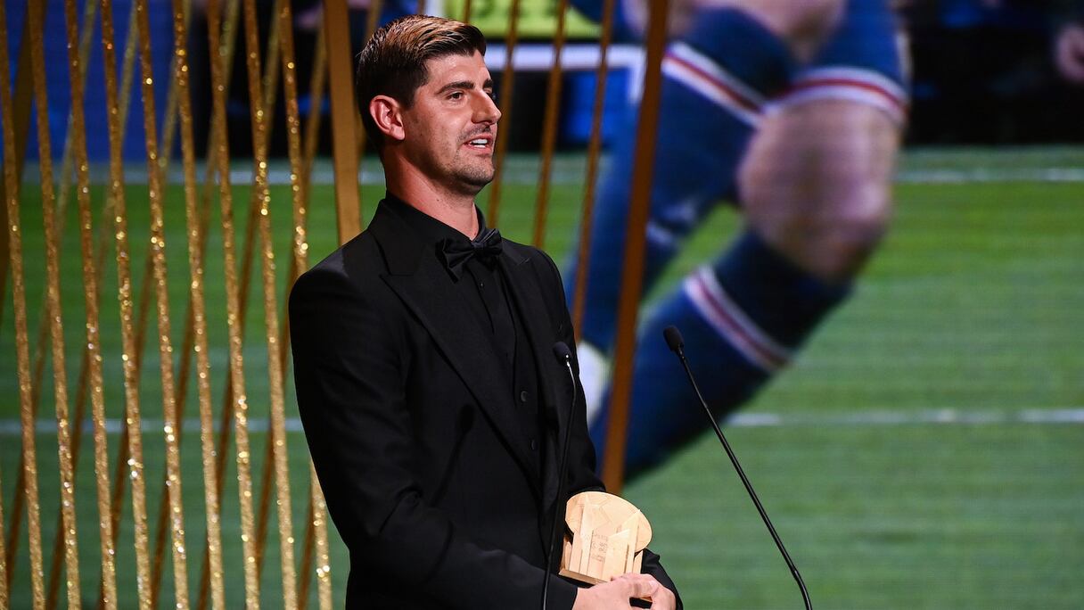 Thibaut Courtois avec le trophée Yachine de meilleur gardien.
