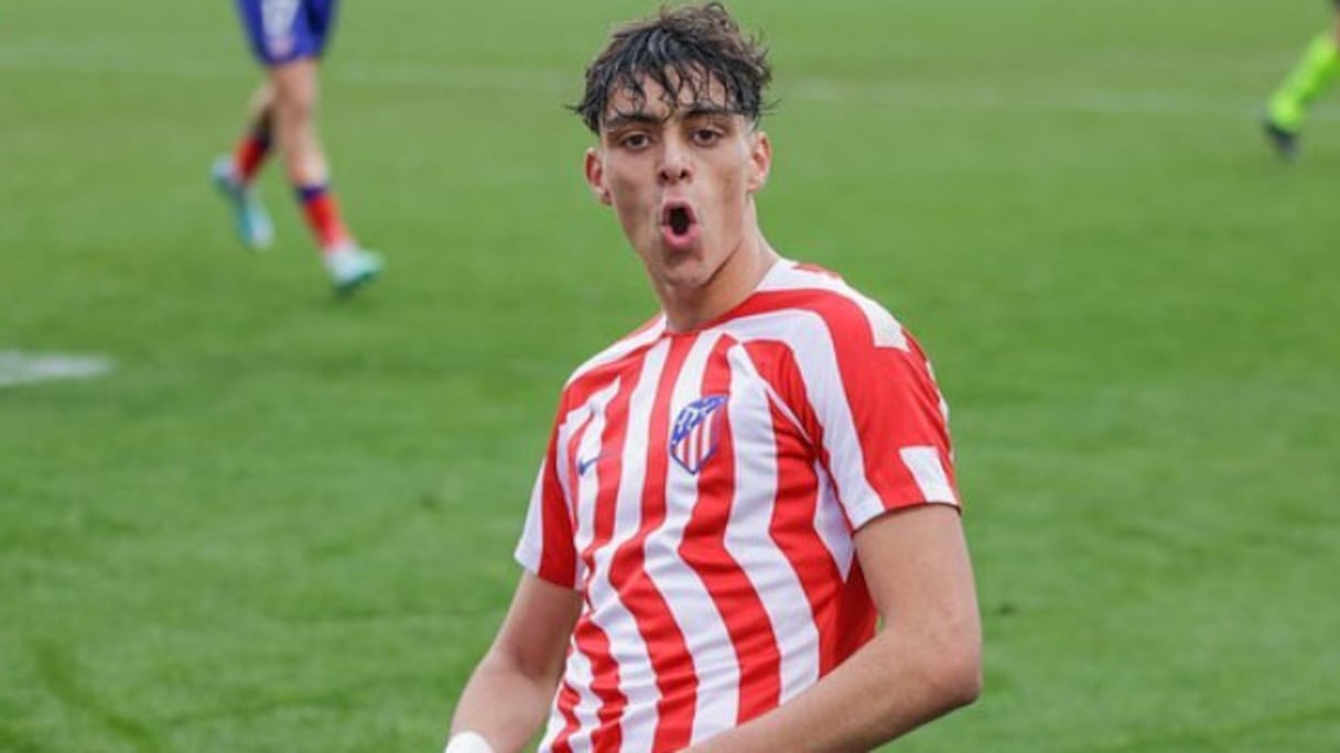 Abde Raihani avec les jeunes de l'Atlético Madrid.