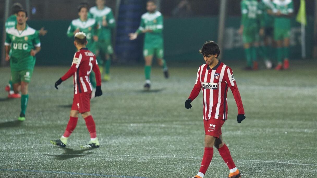 La déception des joueurs de l'Atlético de Madrid, sortie de la Coupe d'Espagne par un club de D3.