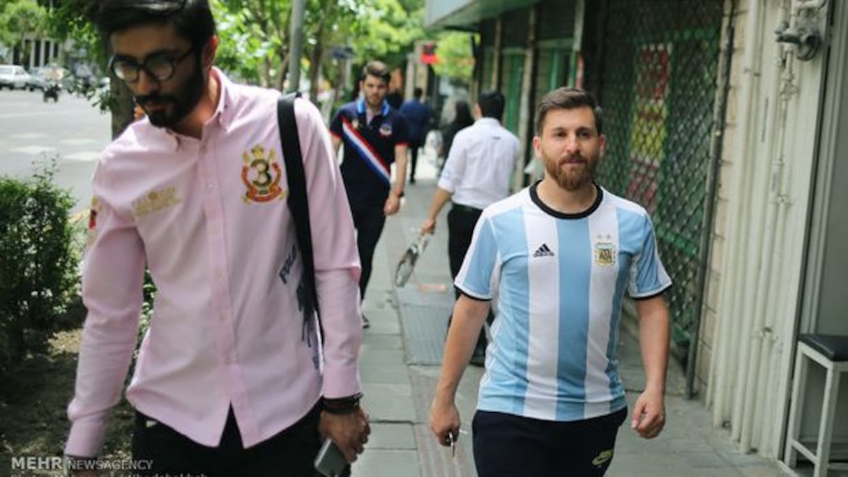 Le vrai et le faux Messi font presque la même taille.