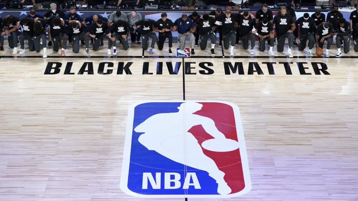 Basket: les joueurs genou à terre contre le racisme pour la reprise de la NBA.