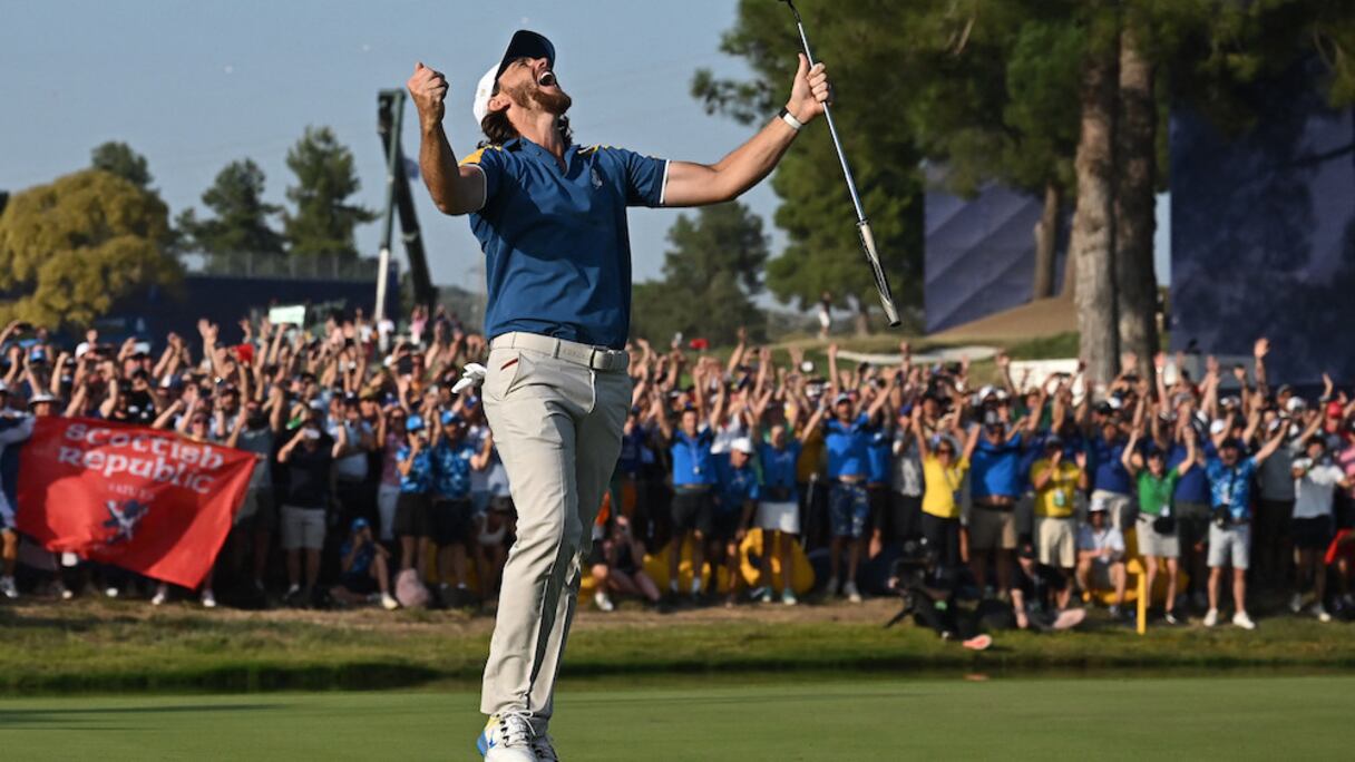 Le golfeur anglais Tommy Fleetwood célèbre la victoire de l'Europe à la Ryder Cup.