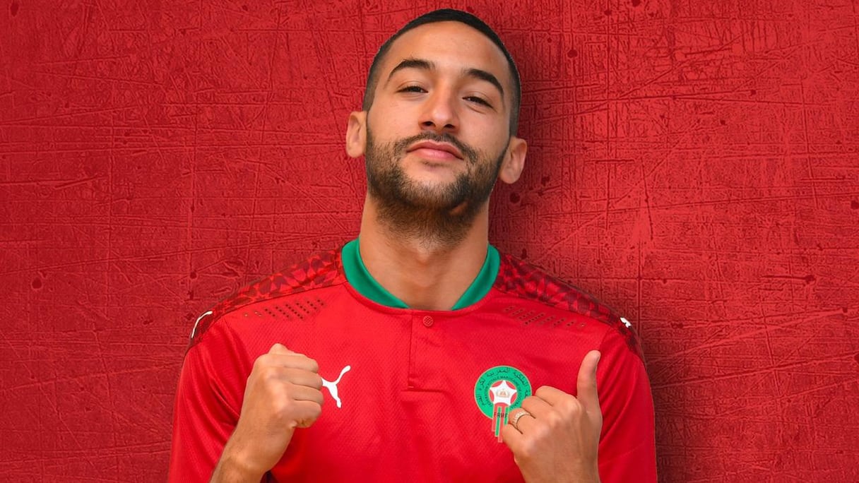 Hakim Ziyech portant le nouveau maillot des Lions de l'Atlas.