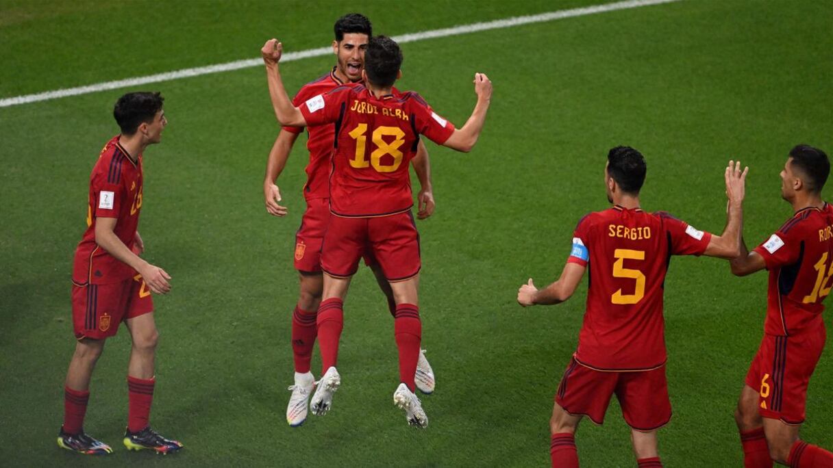 Les joueurs de l'Espagne exultent après avoir écrasé le Costa Rica 7-0.