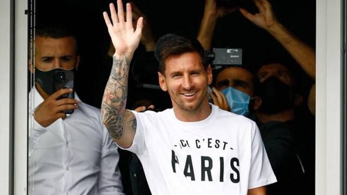 Messi saluant la foule à son arrivée à Paris.