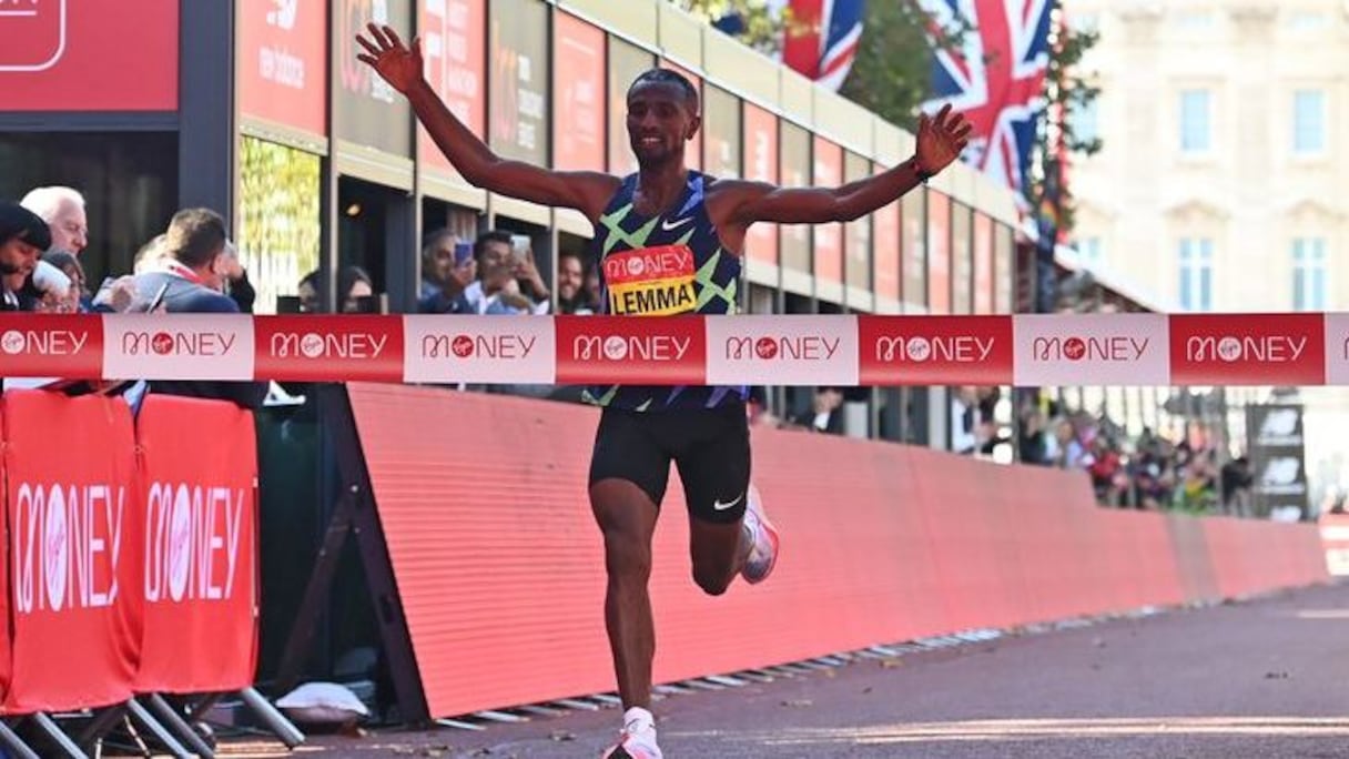 Le bonheur de l'Ethiopien Sisay Lemma sur la ligne d'arrivée du marathon de Londres, le 3 octobre 2021.
