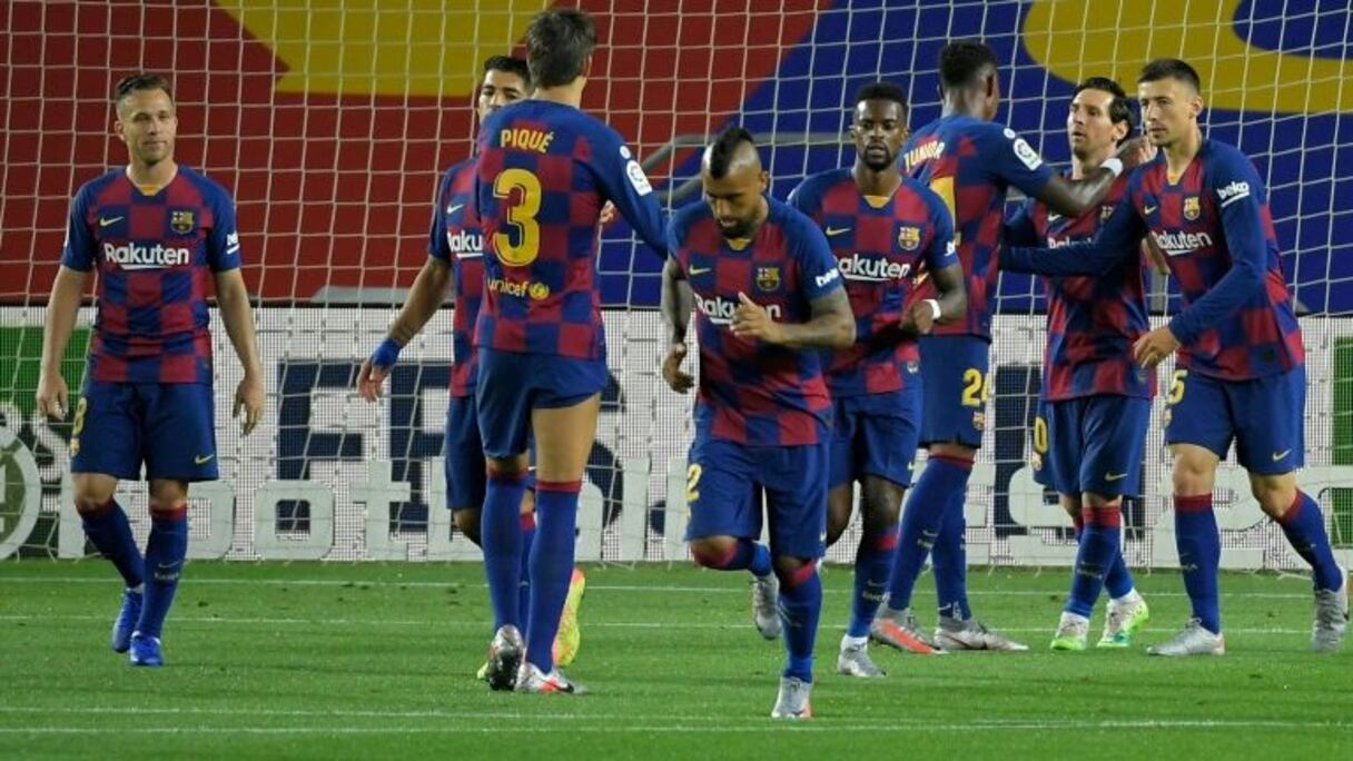 Lionel Messi félicité par ses coéquipiers après son penalty réussi pour le FC Barcelone face à Leganes, le 16 juin 2020 au Camp Nou.