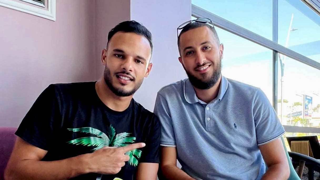 Abdelmounaim Boutouil (à gauche) avec son agent Hicham Dahbi.