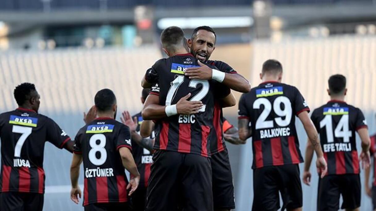 Medhi Benatia sous els couleurs de son nouveau club Fatih Karagümrük.