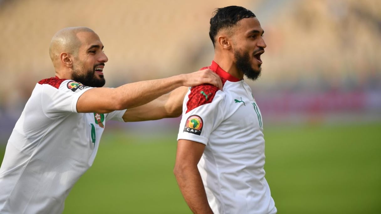 Sofiane Boufal félicité par Sofyan Amrabat.