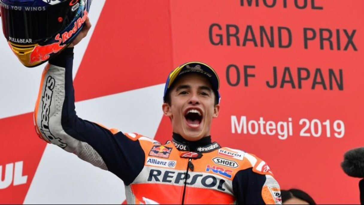 L'Espagnol Marc Marquez célèbre sa victoire en MotoGP sur le podium du GP du Japon sur le circuit de Motegi le 20 octobre 2019