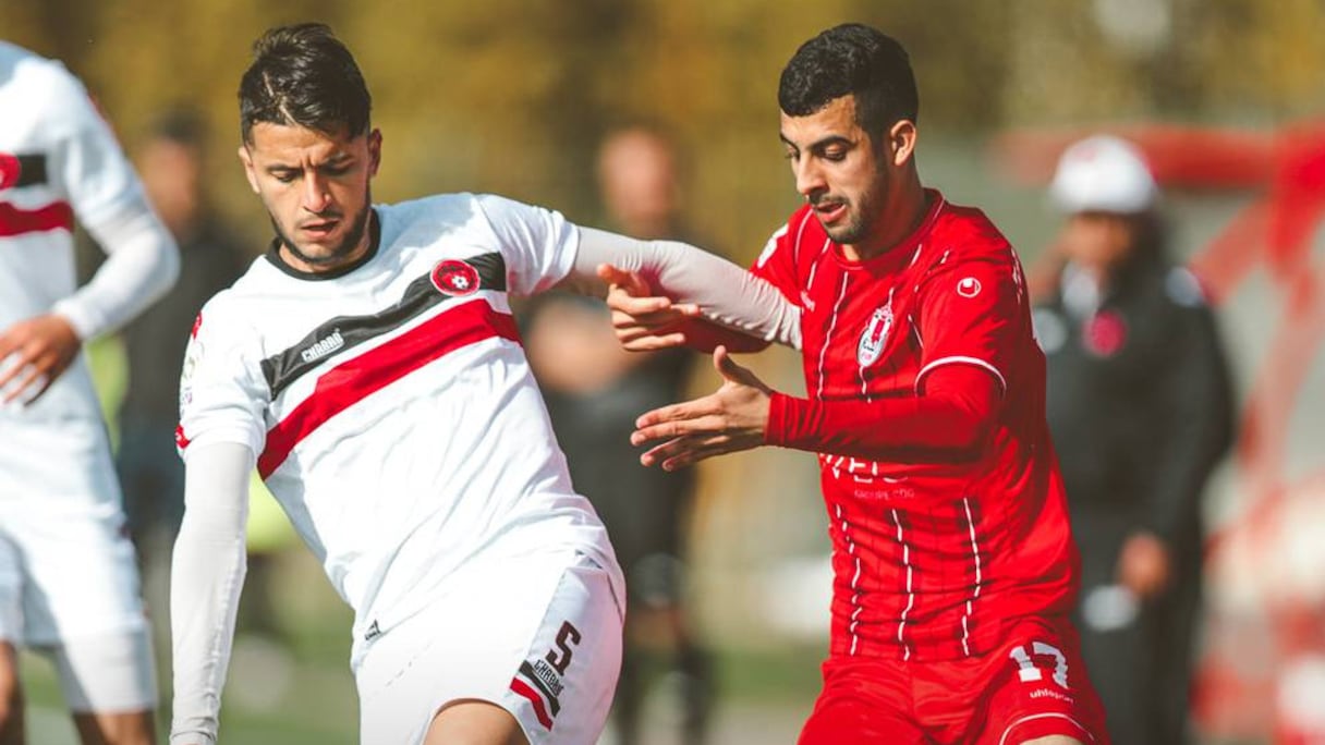 Mohamed Boulacsout (à gauche), nouveau défenseur du Raja de Casablanca.