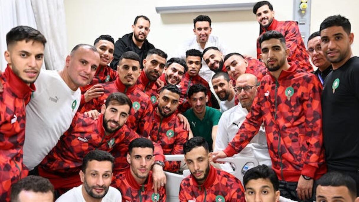 Les Lions de l'Atlas de futsal au chevet de Youssef Jouad, gravement blessé lors du match Maroc-Libye, le 19 avril 2024.