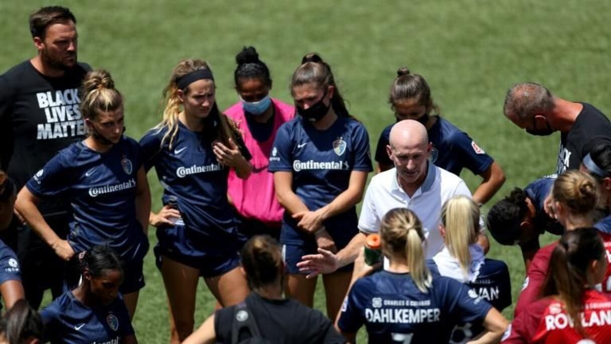 L'entraîneur anglas Paul Riley s'adressant aux joueuses de North Carolina Courage après leur match contre Portland à Herriman (Utah), le 17 juillet 2020.
