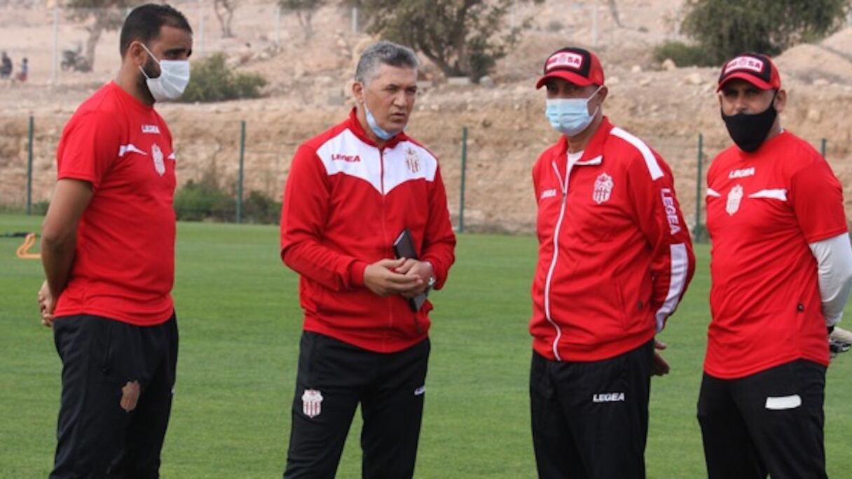 Mounir Chebil (deuxième à partir de la gauche) est le nouvel entraineur du Hassania d'Agadir.