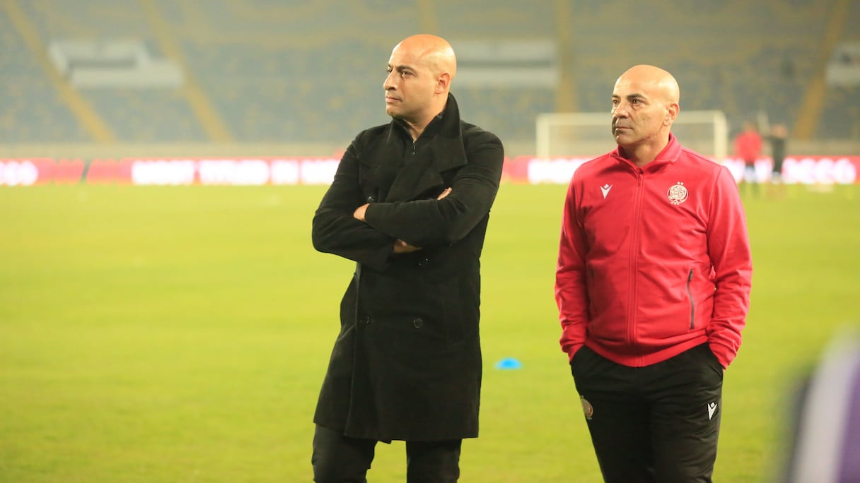 Mehdi Nafti (à gauche), entraîneur du Wydad de Casablanca.