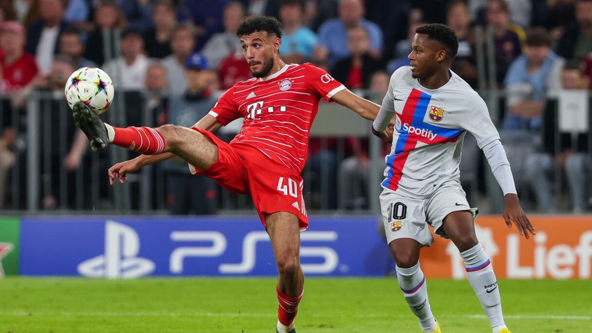 Noussair Mazraoui (Bayern) contre le Barça en phase de poules de la Ligue des Champions 2022-2023.