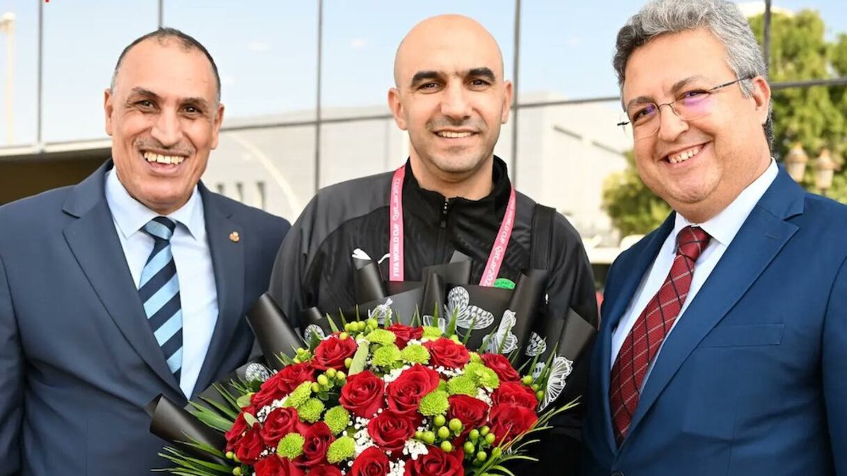 Walid Regragui accueilli par des responsables à son arrivée aux Emirats arabes unis, jeudi 17 novembre 2022.