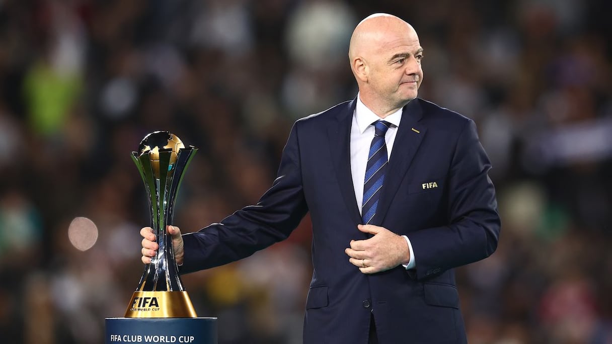 Gianni Infantino, président de la FIFA, avec le Trophée de la Coupe du monde des clubs