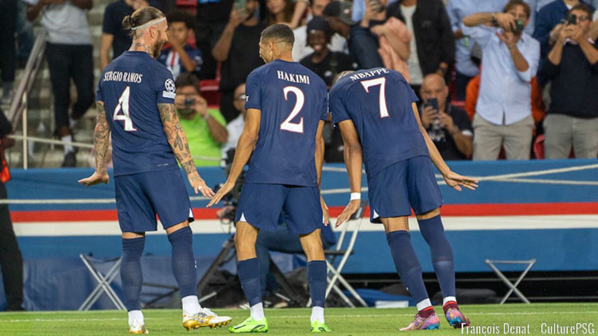 Achraf Hakimi, Kylian Mbappé et Sergio Ramos exécutent la danse du pingouin.