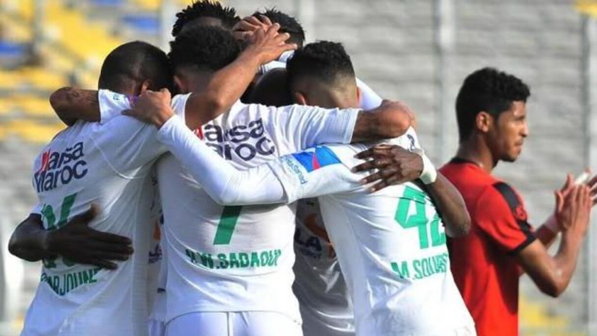 Les joueurs du Raja de Casablanca exultent après un but en championnat.