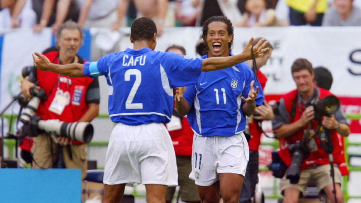 Ronaldinho et Cafu alors en équipe nationale du Brésil, victorieuse de la Coupe du Monde 2022.