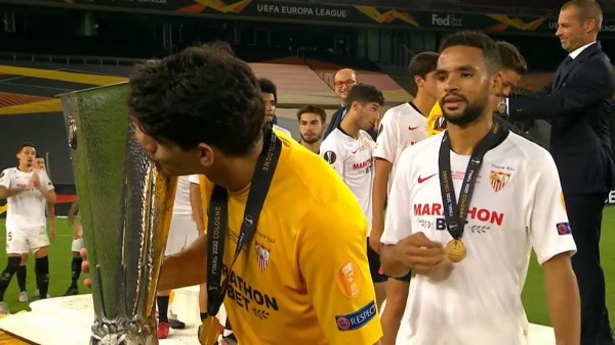 Youssef En-Nesyri et Yassine Bounou devant le trophée de l'Europa Ligue