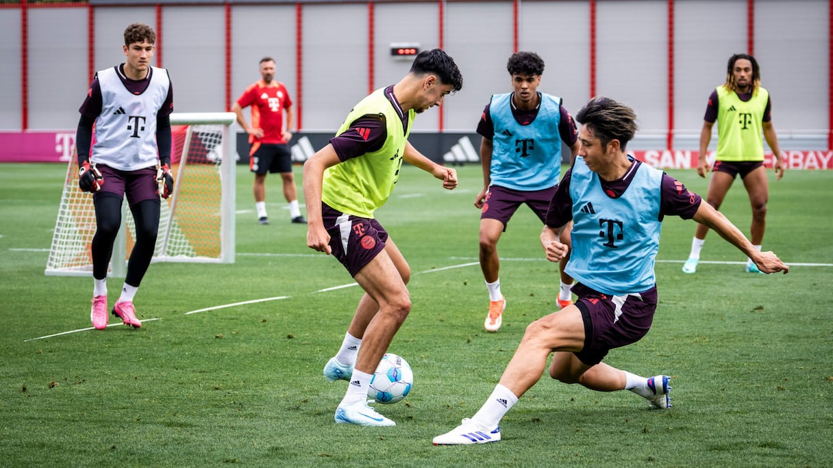 Le jeune Adam Aznou s'entraîne avec l'équipe première du Bayern Munich.