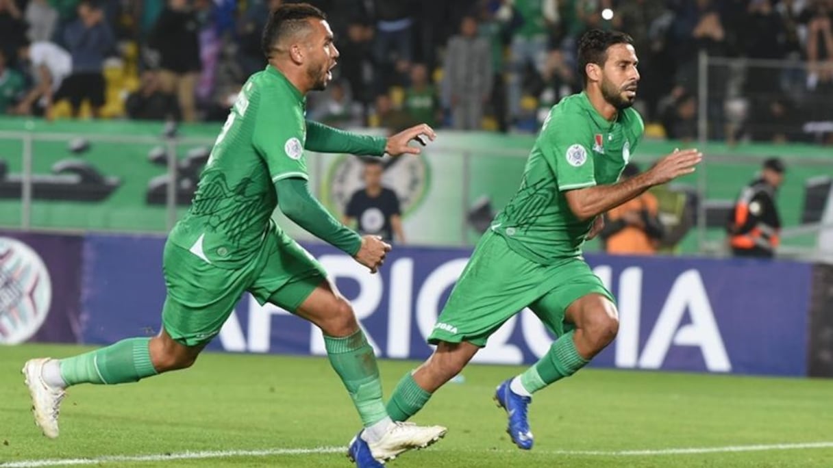 Mouhsine Moutouali, capitaine du Raja, (à droite).