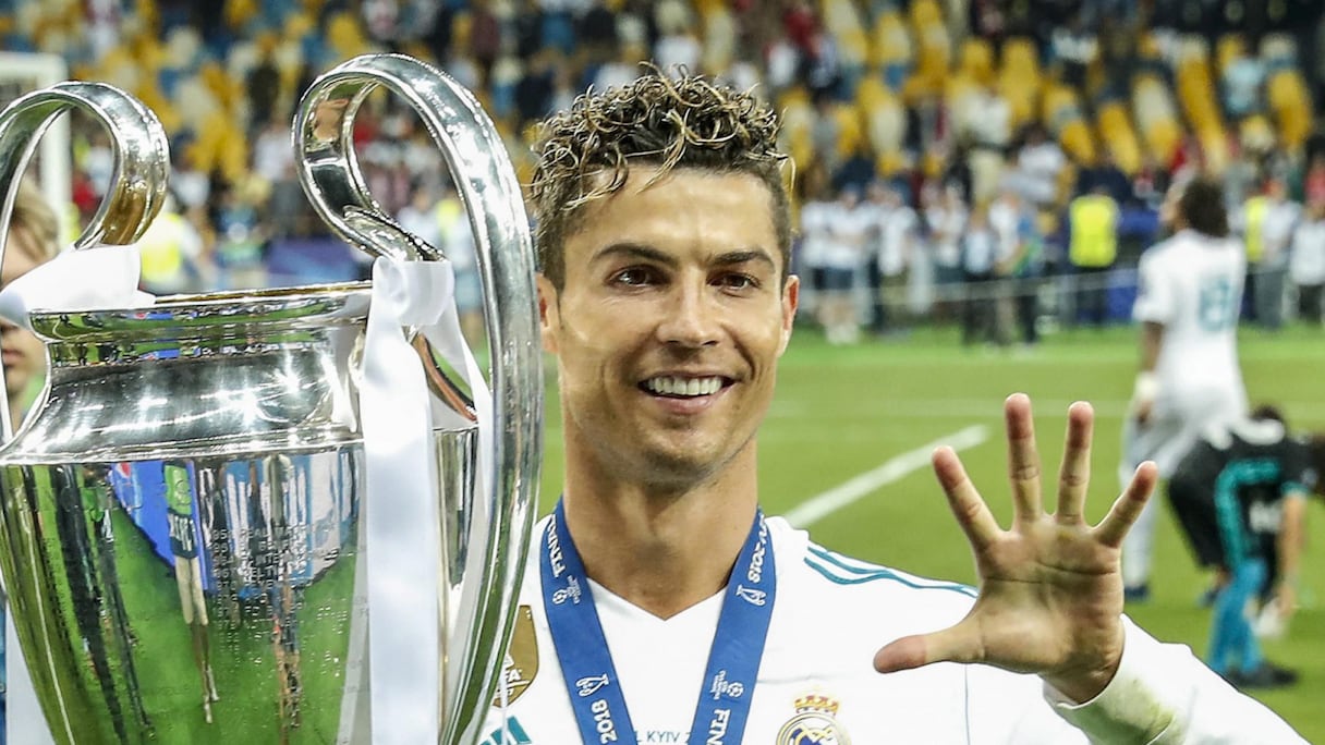 Cristiano Ronaldo soulevant le trophée de la Ligue des champions