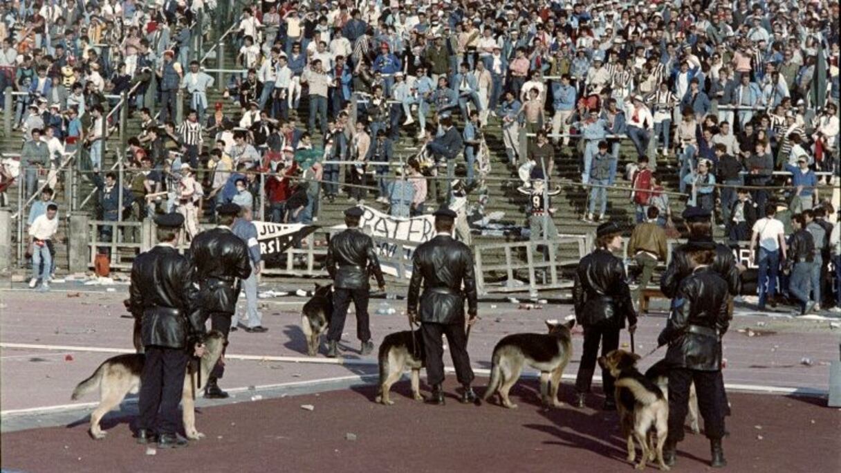 Les policiers belges tentent de rétablir l'ordre en marge du drame du Heysel avant la finale de C1 Liverpool-Juventus, le 29 mai 1985.